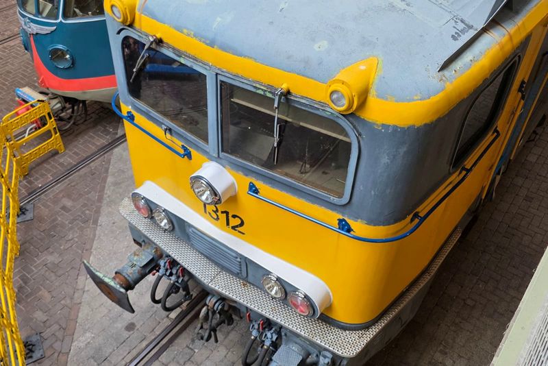 Museumlocomotief 1312 wordt bestickerd in de TCS-huisstijl